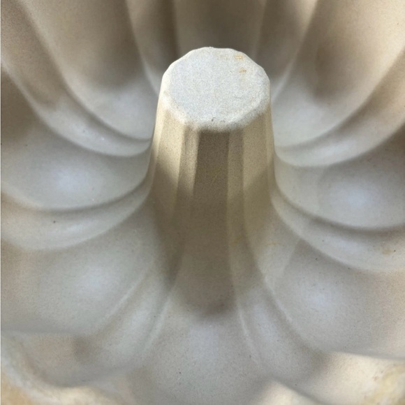 Pampered Chef stoneware Cream Bundt Cake Pan/ discontinued item - Picture 4 of 5